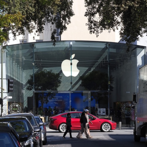 Το λογότυπο της Apple σε κτίριο στην Καλιφόρνια