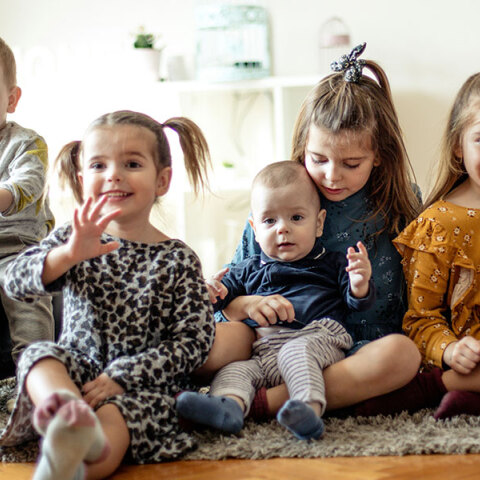 Η πτώση των γεννήσεων τρομάζει νομοθέτες και σχολιαστές