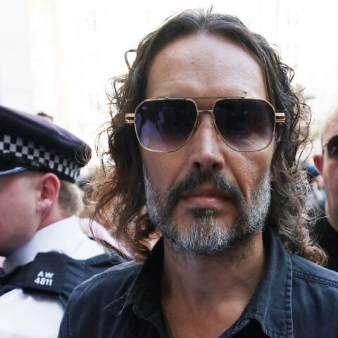 Ο Ράσελ Μπραντ κατηγορείται για βιασμό και σεξουαλική επίθεση - Αφέθηκε ελεύθερος με εγγύηση και δικάζεται στο Old Bailey στις 30 Μαΐου.