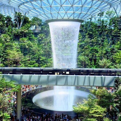 Σιγκαπούρη: Το εμβληματικό Αεροδρόμιο Changi στέφεται πάλι Νο.1 παγκοσμίως για το 2025