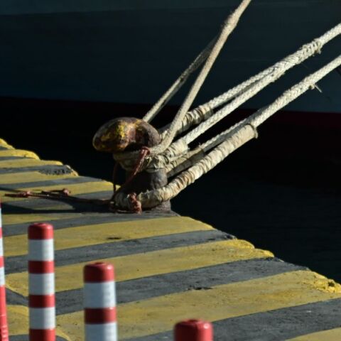 Αλόννησος: Απομακρύνεται ο Λιμενάρχης μετά το επικίνδυνο συμβάν - Έσπασε o κάβος πλοίου κατά τη διάρκεια επιβίβασης 