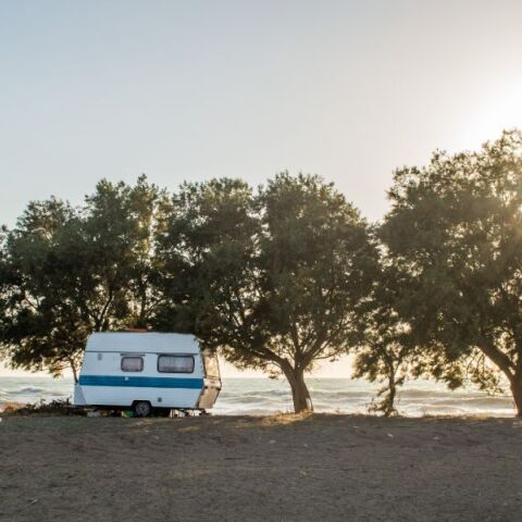 Υπουργείο Τουρισμού για τα τροχόσπιτα: Βάζουμε τέλος στην καταχρηστική κατάληψη δασών, αιγιαλών, αρχαιολογικών χώρων