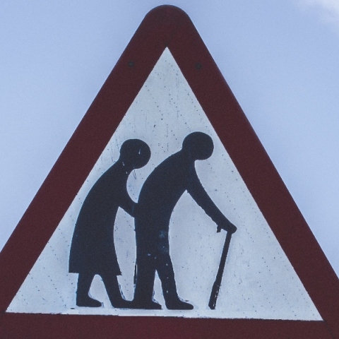 Γιατί νιώθουμε γεράματα ενώ διανύουμε ακόμη την τρίτη δεκαετία της ζωής μας;