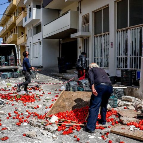 Μπαλκόνι έπεσε σε πάγκο λαϊκής στο Ηράκλειο - Από θέμα τύχης δεν καταγράφηκε κάποιος τραυματισμός - Πώς έγινε η κατάρρευση - Πλάνα από το σημείο