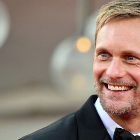 Απάντηση στο κατά πόσο θα ήθελε να ενσαρκώσει τον Τζέιμς Μποντ στη μεγάλη οθόνη έδωσε ο Αλεξάντερ Σκάρσγκαρντ - Η χιουμοριστική ματιά του στον μύθο του 007.