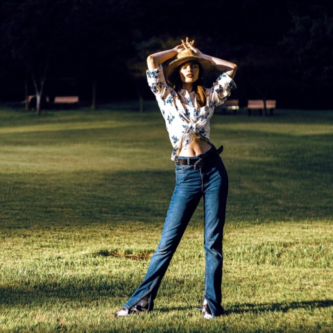 Παντελόνια καμπάνα: Τα σχέδια που ξεχωρίσαμε στην αγορά