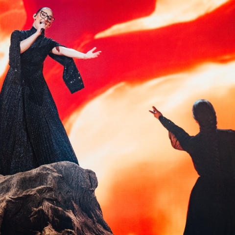 Klavdia με φόρεμα Deux Hommes 