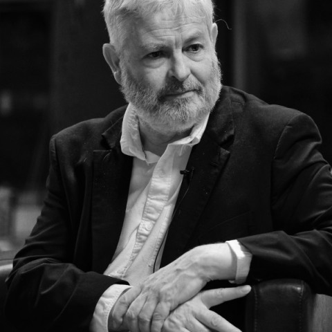 Ασπρόμαυρη φωτογραφία του Τζόναθαν Κόου