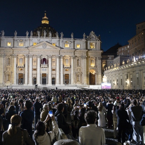 Θα βγει σήμερα λευκός καπνός; Δεύτερη ημέρα ψηφοφορίας στο Κονκλάβιο για τον νέο Πάπα