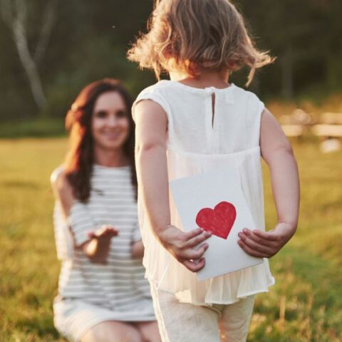 Πότε πέφτει η Γιορτή της Μητέρας 2025