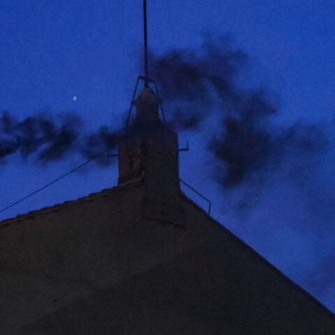 Ξανά μαύρος καπνός από την Καπέλα Σιξτίνα - Δεν εκλέχθηκε νέος Πάπας