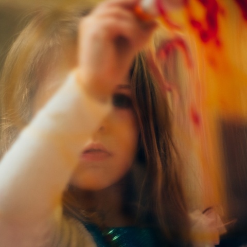 Κοριτσάκι γράφει με μαρκαδόρο σε καθρέφτη - Το χέρι της κρύβει το πρόσωπό της