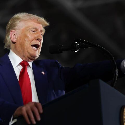 Ανάλυση Politico: Ο Τραμπ αλλάζει το παιχνίδι στο παγκόσμιο εμπόριο και αφήνει την ΕΕ στο περιθώριο 