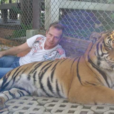 Βαγγέλης Γερμανός: Αφιέρωμα στον μεγάλο τραγουδοποιό - Ο μουσικός παραγωγός Άγγελος Σφακιανάκης θυμάται τη γνωριμία, τις συνεργασίες τους, και γράφει για την πορεία του