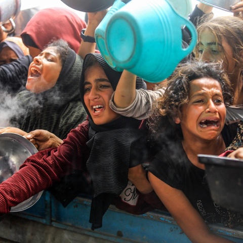 Παιδιά αναμένουν για λίγο φαγητό στη Γάζα