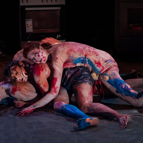 Holy bitch! A Myth Cabaret: Η Έλλη Παπακωνσταντίνου σε μια (ακόμα) πρωτοποριακή παράσταση