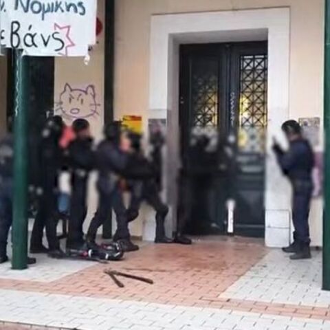 Η στιγμή που η αστυνομία κάνει έφοδο στη Νομική - Βίντεο από τις έρευνες στο εσωτερικό του κτιρίου