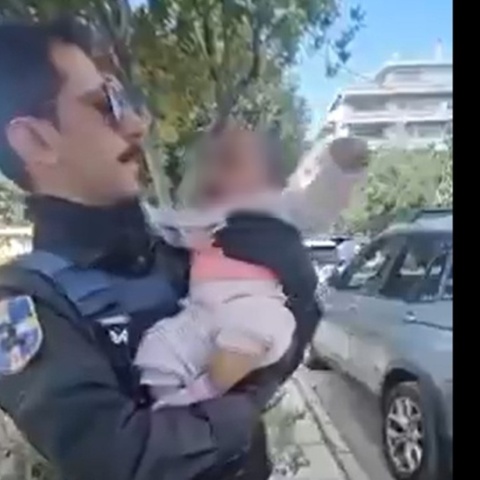 Το κοριτσάκι λίγες στιγμές μετά τον εντοπισμό του στον Άλιμο