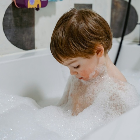 Παιδί κάνει σαμπουάν στην μπανιέρα