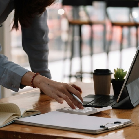 Άτομο πάνω από το λάπτοπ