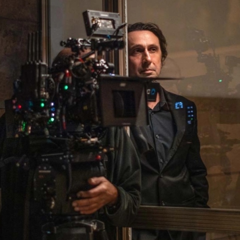 Νυχτερινός Εκφωνητής: H ταινία του Ρένου Χαραλαμπίδη επιστρέφει στα θερινά σινεμά – Το νέο backstage video