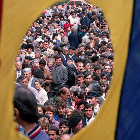 Η Ρουμανία ακροβατεί με ένα ιστορικό και τραγικό πισωγύρισμα