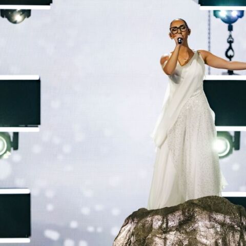 Κλαυδία: Πώς άλλαξε το φόρεμά της μέσα σε τρία δευτερόλεπτα - Το τρικ επί σκηνής