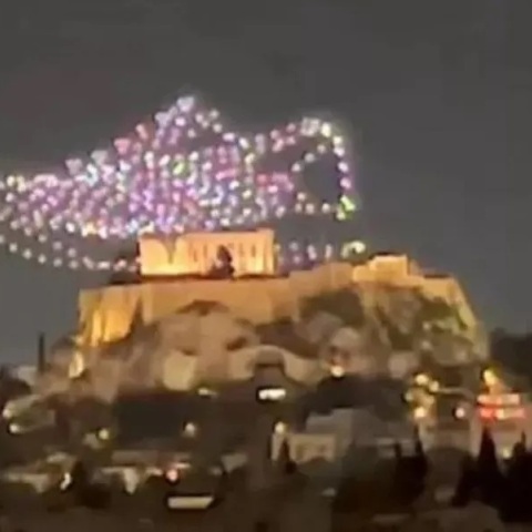 Ένα παπούτσι πάνω από την Ακρόπολη