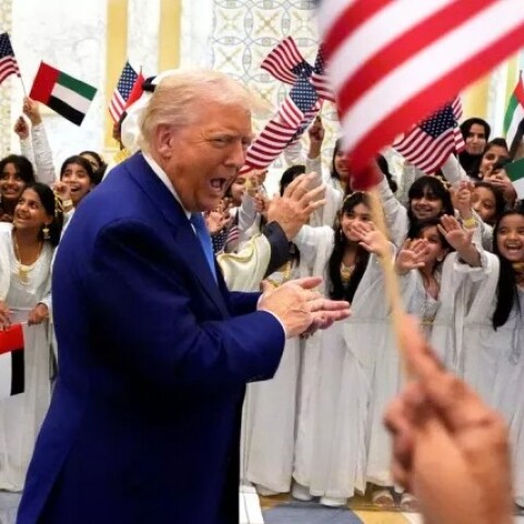 Viral το βίντεο με τις γυναίκες που τίναζαν τα μαλλιά τους στην υποδοχή του Τραμπ στα Ηνωμένα Αραβικά Εμιράτα