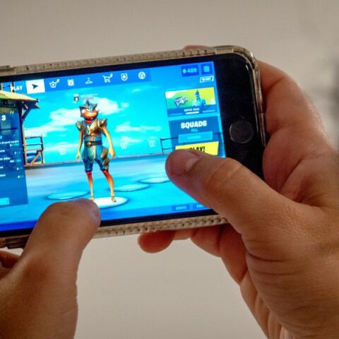 Το Fortnite μη διαθέσιμο σε iPhone παγκοσμίως - Κλιμακώνεται η διαμάχη με την Epic Games για τις πληρωμές και την κυκλοφορία του βιντεοπαιχνιδιού.