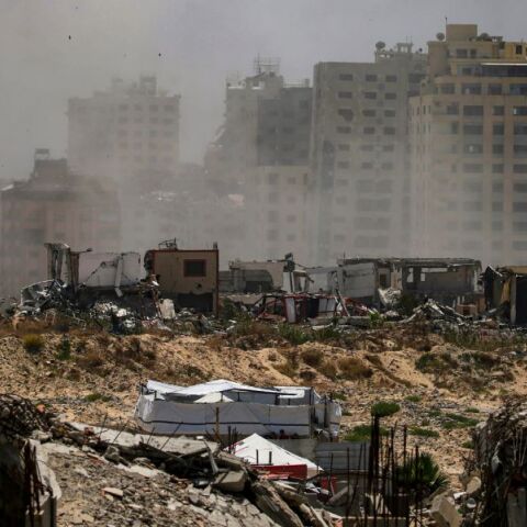 Το Ισραήλ ξεκίνησε νέα επίθεση στη Γάζα με πάνω από 100 νεκρούς, στοχεύοντας στρατηγικά σημεία και πιέζοντας για απελευθέρωση ομήρων από τη Χαμάς.