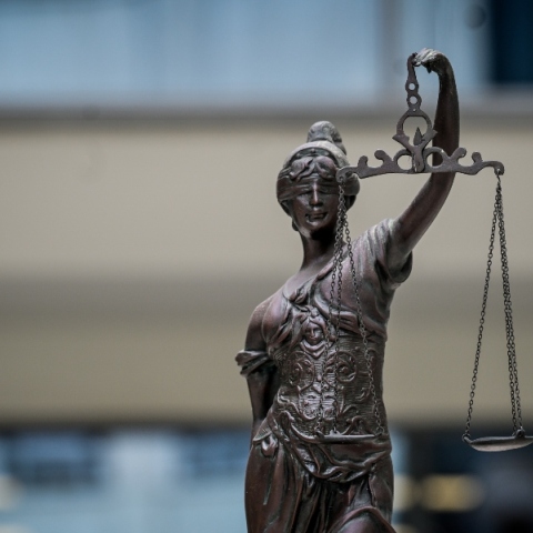 Η ποινικοποίηση των προβλημάτων στην Ελλάδα, η στάση των κομμάτων και οι πολιτικές σκοπιμότητες.