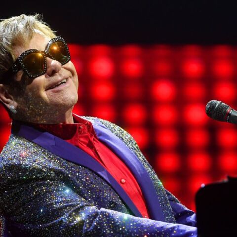 Ο Έλτον Τζον καταγγέλλει ως «εγκληματική» την πρόθεση της κυβέρνησης της Βρετανίας να επιτρέψει την εκμετάλλευση έργων από τεχνητή νοημοσύνη χωρίς άδεια.