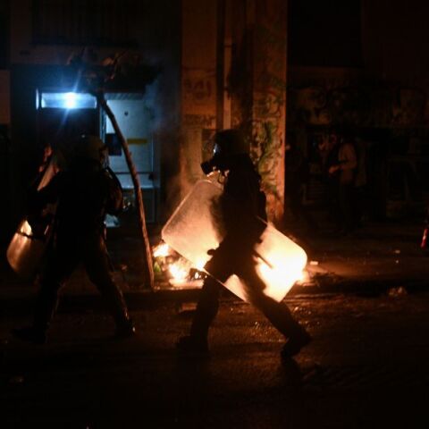 Εξάρχεια: 3 συλλήψεις και 16 προσαγωγές αντιεξουσιαστών, 3 τραυματίες αστυνομικοί και μια καμένη μοτοσικλέτα από τα νυχτερινά επεισόδια