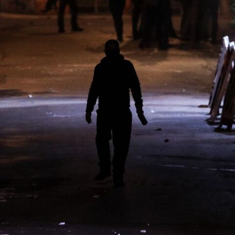 Επεισόδια τα ξημερώματα στα Εξάρχεια - Τραυματίστηκαν 3 αστυνομικοί, έγιναν 7 συλλήψεις - Επίθεση ομάδας αγνώστων και στη Νομική Σχολή 