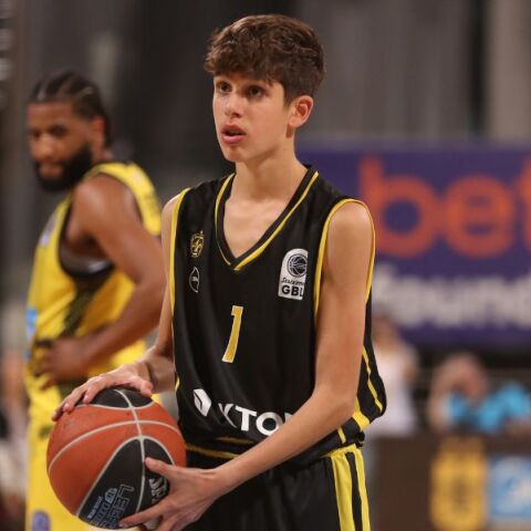 Άρης - Μαρούσι: Έγραψε ιστορία ο 14χρονος Πάρης Κλώντζαρης - Έγινε ο νεότερος παίκτης στην ιστορία της Stoiximan Basket League.