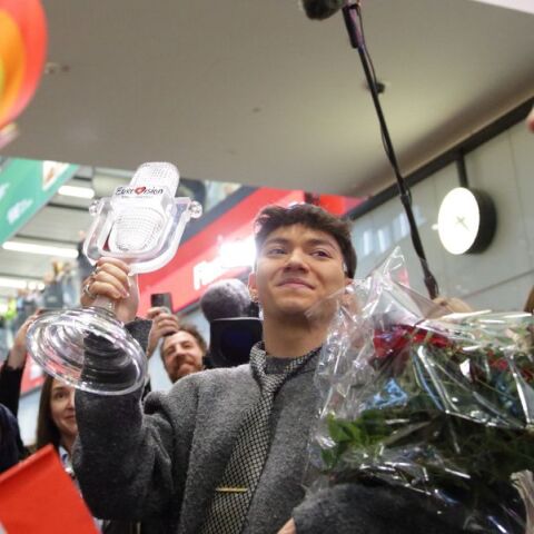 Αυστρία: Ενθουσιώδης υποδοχή για τον JJ, θριαμβευτή της Eurovision 2025 - Εκατοντάδες θαυμαστές κατέκλυσαν το αεροδρόμιο της Βιέννης