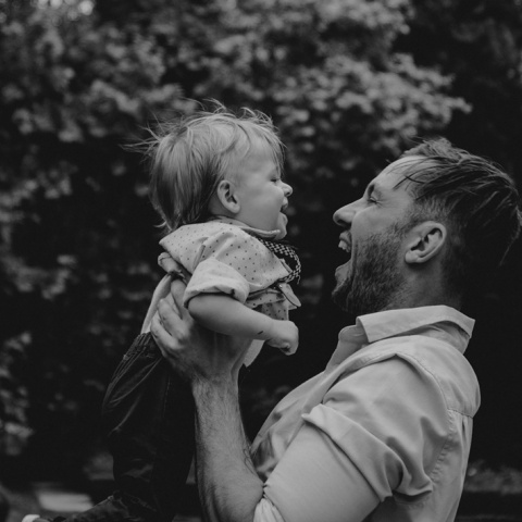 Πατέρας με το παιδί του σε χαρούμενες στιγμές