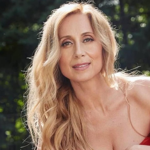 Η Λάρα Φαμπιάν σε μια σε μια εξομολογητική συνέντευξη με αφορμή την συναυλία της στην Αθήνα, στις 4 Ιουνίου στο Christmas Theater