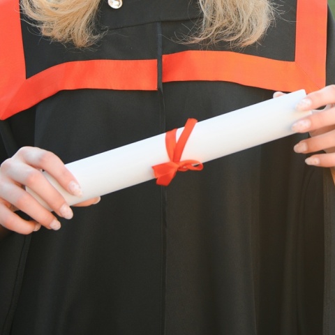 Κοπέλα με πτυχίο στα χέρια 