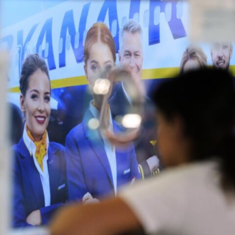 Η Ryanair αυξάνει τους ναύλους το 2025 μετά από μείωση κερδών - Διανέμει €400 εκατ. σε μερίσματα και ετοιμάζει επαναγορά μετοχών.