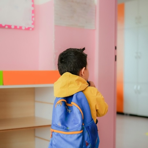 Παιδάκι που μπαίνει σε παιδικό σταθμό 