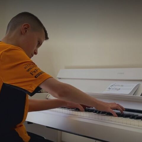 Βρετανία: Ο 11χρονος Χάρβεϊ έμαθε μόνος του πιάνο μέσω YouTube και έφτασε σε προχωρημένο επίπεδο μέσα σε 5 μήνες - Προσκλήθηκε στη Βασιλική Ακαδημία Μουσικής