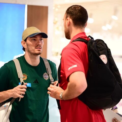 Final Four 2025: Οι αποστολές του Παναθηναϊκού και του Ολυμπιακού βρέθηκαν την ίδια ώρα στο Ελ. Βενιζέλος - Φιλική κουβέντα πριν τη μάχη του Άμπου Ντάμπι