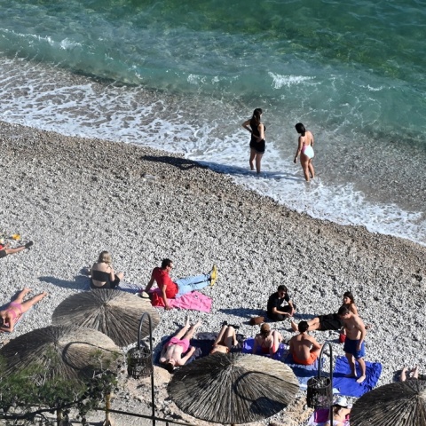 Πολίτες στην παραλία αναζητούν λίγες στιγμές δροσιάς