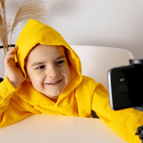 Παιδί που ποζάρει στο κινητό του 