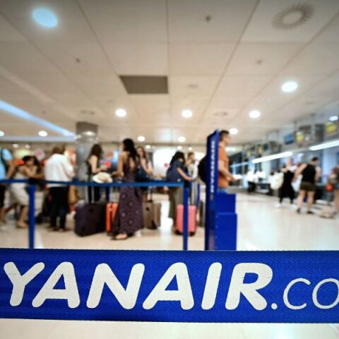 Δικαστική διαμάχη για αυξήσεις μισθών στη Ryanair: Η εταιρεία ζητά από Ισπανούς αεροσυνοδούς να επιστρέψουν έως €3.000 μετά από ακύρωση συμφωνίας