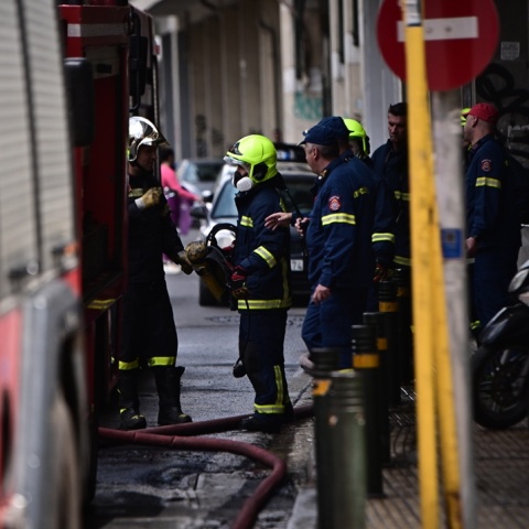Πυροσβέστες δίπλα σε όχημα πυρόσβεσης
