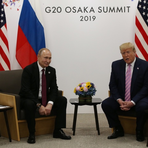 Ντόναλντ Τραμπ (δεξιά) και Βλαντιμίρ Πούτιν σε συνάντησή τους το 2019