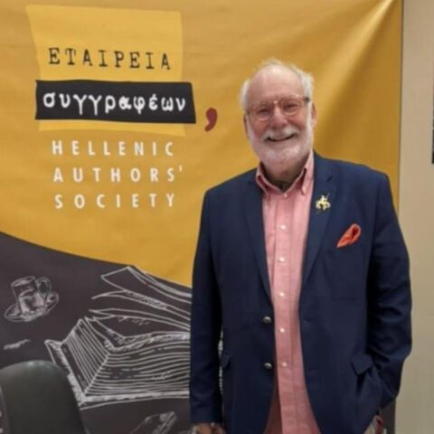 Ο Αντώνης Σκιαθάς, μέλος του Δ.Σ. της Εταιρείας Συγγραφέων, στο περίπτερό τους στην 21η ΔΕΒΘ